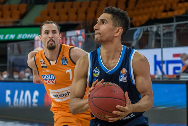 在由守转攻 在由守转攻