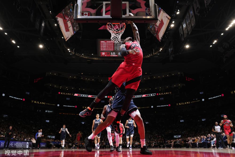 凭借其巨大 凭借其巨大